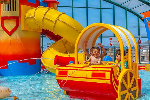 Piscina l�dica, toboganes y ni�os en el camping CAPFUN Citadelle de Loustic en Hermanville sur Mer.