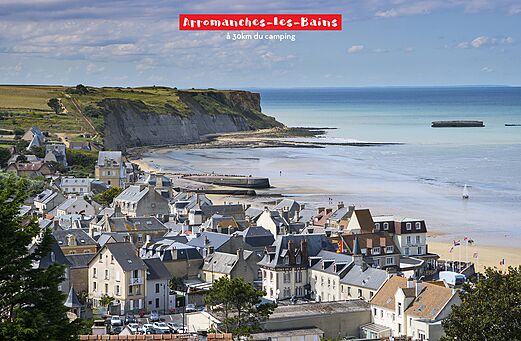 Arromanches-les-Bains, ciudad costera histórica con playa y acantilados en Normandía.