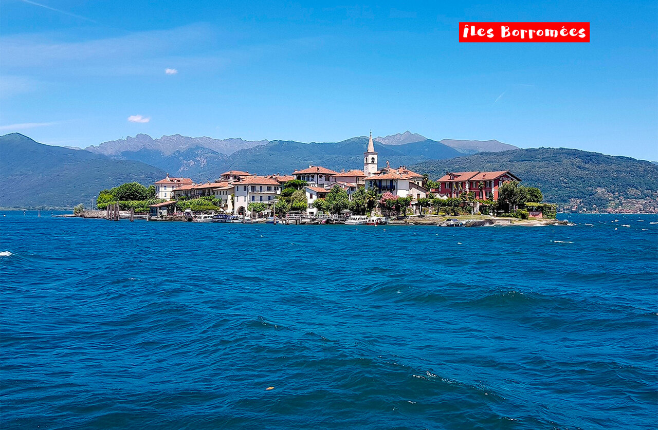 Islas Borromeas, pueblos pintorescos en el Lago Mayor con monta�as al fondo.