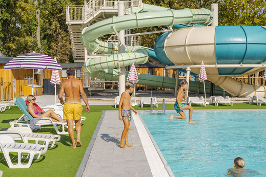 Toboganes acu�ticos y piscina exterior en CAPFUN Citta di Angera, Angera VA (21).