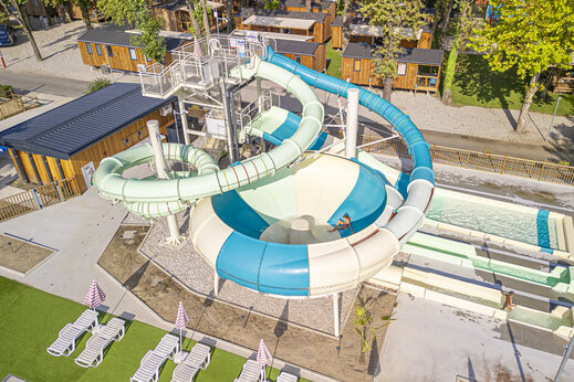 Tobog�n de embudo y piscina en el camping CAPFUN Citta di Angera VA.