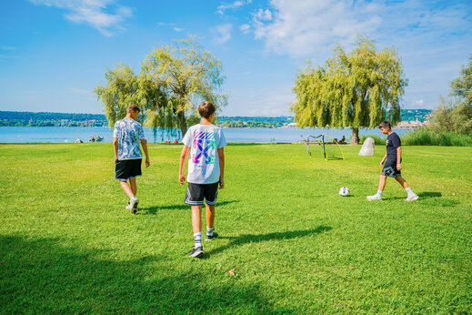 Campo de deportes de c�sped para f�tbol en el camping CAPFUN Citta di Angera en Angera VA (21).