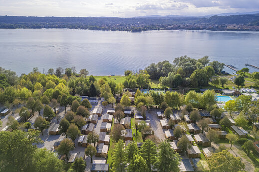Casas m�viles, lago y vista a�rea en el camping CAPFUN Citta di Angera en Angera VA.