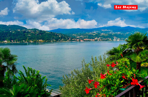 Vista panor�mica del Lago Mayor y monta�as cerca de Angera VA.
