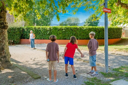 Cancha de petanca con ni�os jugando en el camping CAPFUN Citta di Angera en Angera VA.