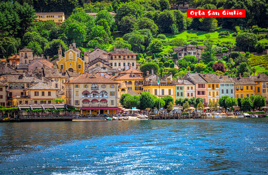 Pintoresco pueblo de Orta San Giulio a orillas del lago de Orta, Italia.