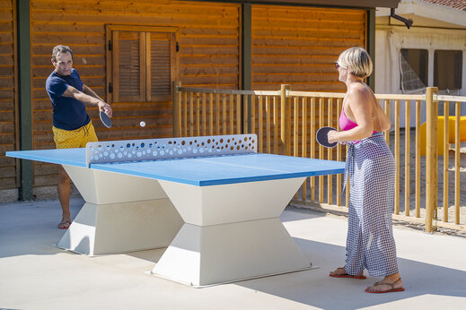 Mesa de ping-pong exterior para adultos en el camping CAPFUN Citta di Angera VA.