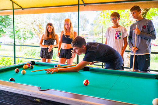 Adolescentes jugando al billar en el camping CAPFUN Citta di Angera en Angera VA.