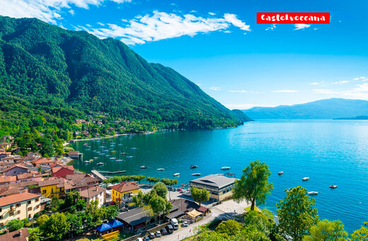 Pueblo de Castelveccana a orillas del lago Mayor, rodeado de monta�as verdes.