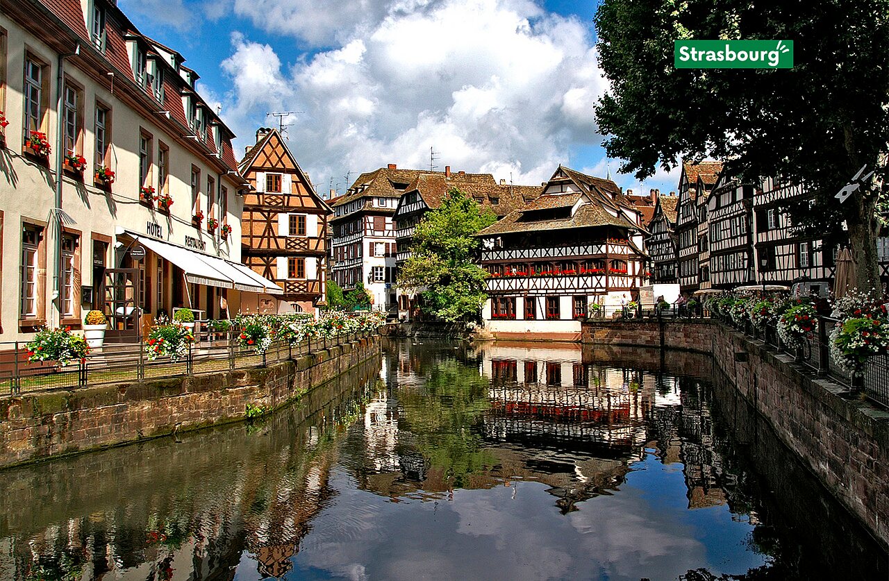 Casas con entramado de madera y canal del barrio Petite France en Estrasburgo, Alsacia.