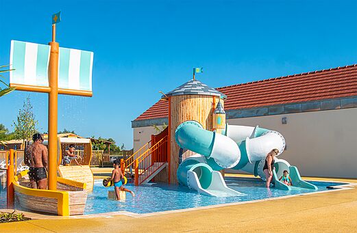 Toboganes acuáticos y juegos de agua en camping CLICOCHIC Au Clair Ruisseau.