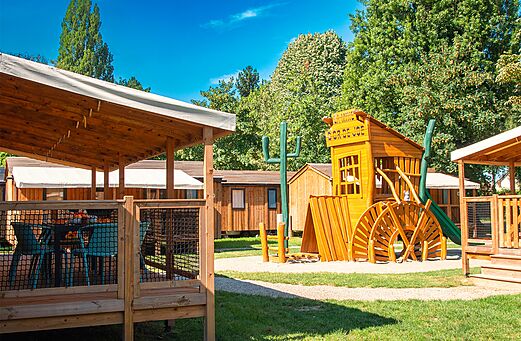�rea de juegos de madera, tobog�n y caba�a en el camping CLICOCHIC en Gerstheim (67).
