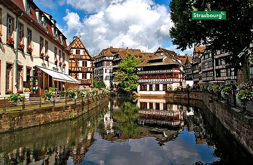 Barrio hist�rico de la Petite France en Estrasburgo, Alsacia, con canales y casas.
