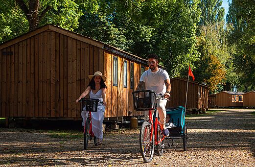 Pareja en bicicleta con ni�o, Mobil-homes en camping CLICOCHIC en Gerstheim (67).