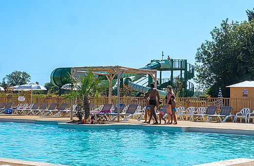 Piscina y tobogán gigante en el camping CLICOCHIC Au Clair Ruisseau en Gerstheim.