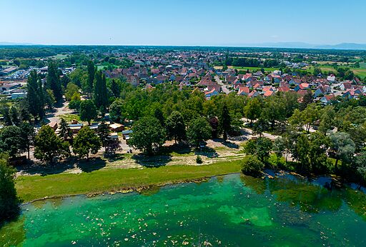 Mobil-homes, lago en el camping CLICOCHIC Au Clair Ruisseau en Gerstheim (67).