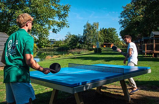 Partido de ping-pong en mesa exterior en el camping CLICOCHIC en Gerstheim (67).