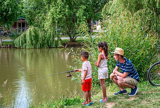 Pesca en familia en el camping CLICOCHIC Au Clair Ruisseau en Gerstheim (67).