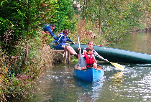 Pirag�ismo familiar en el r�o, actividades n�uticas en el camping CLICOCHIC en Gerstheim.