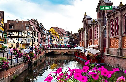 Barrio de la Pequeña Venecia en Colmar, casas coloridas y canal florido en Alsacia.