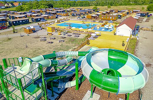 Toboganes acuáticos y piscina exterior camping CLICOCHIC Au Clair Ruisseau Gerstheim (67).