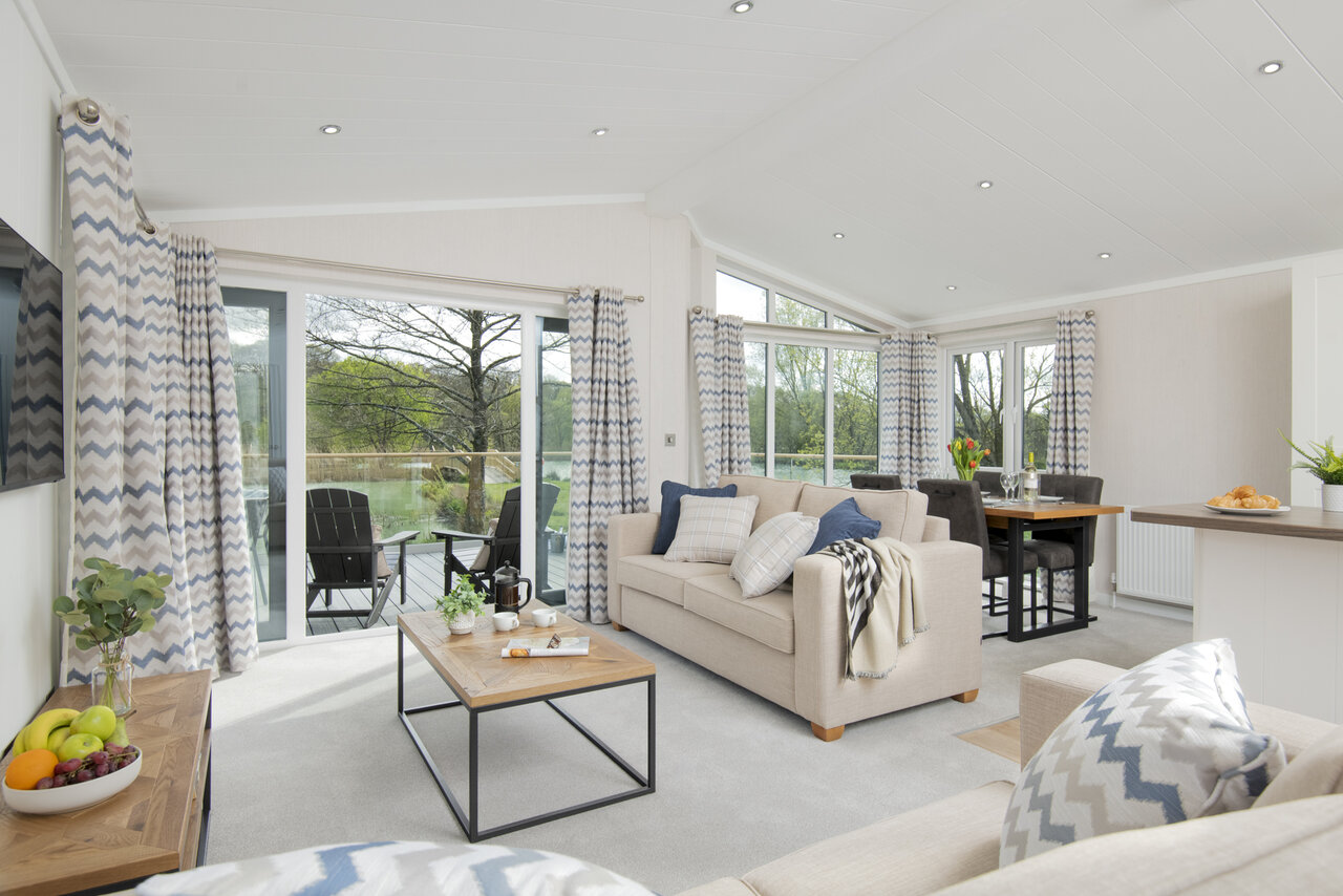 Sal�n, comedor, vista lago, mobil-home CAPFUN UK Clawford Lakes.