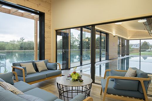 Piscina cubierta y salón moderno en CAPFUN UK Clawford Lakes, Clawton, Holsworthy.