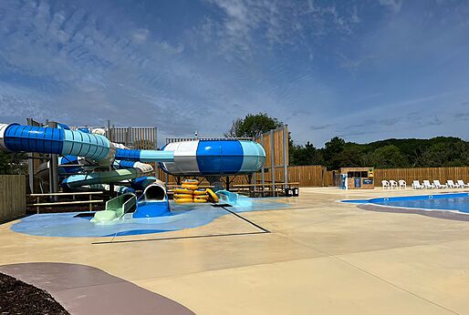 Toboganes acuáticos y piscina exterior en el camping CAPFUN UK Clawford Lakes en Clawton, Holsworthy.