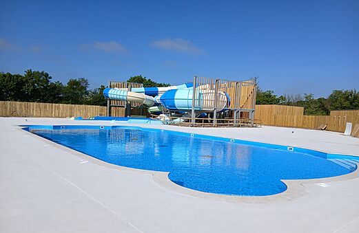 Piscina exterior y toboganes acuáticos en el camping CAPFUN UK Clawford Lakes en Clawton, Holsworthy.