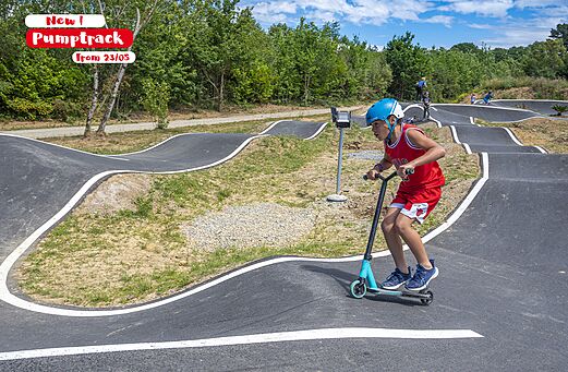 Pumptrack, niño en el camping CAPFUN UK Clawford Lakes en Clawton, Holsworthy.