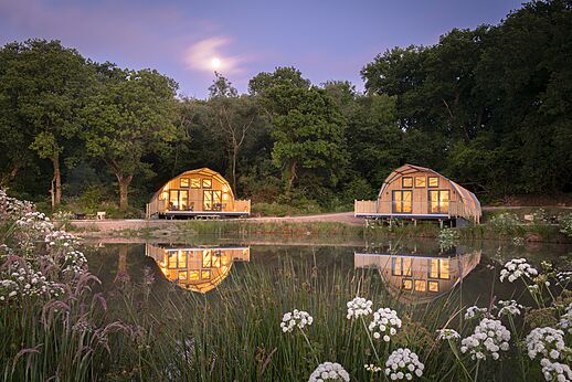 Modernos lodges de madera junto al lago en camping CAPFUN UK Clawford Lakes, Holsworthy.