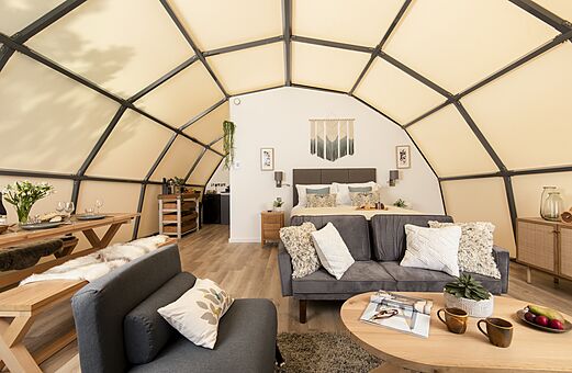 Interior cúpula glamping moderna, salón, dormitorio, en CAPFUN UK Clawford Lakes.
