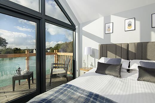 Habitación moderna, cama doble, terraza al lago en camping CAPFUN UK Clawford Lakes.