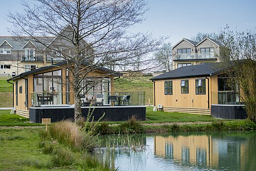 Modernos Mobil-homes con terraza cerca del agua en CAPFUN UK Clawford Lakes.