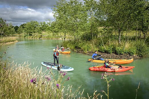 Kayak y paddleboard en el lago del camping CAPFUN UK Clawford Lakes en Clawton.