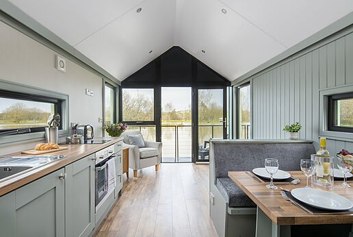 Interior Mobil-home moderno, cocina y vista al lago en el camping CAPFUN UK Clawford Lakes en Clawton, Holsworthy.