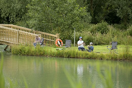 Pesca en el lago con puente en camping CAPFUN UK Clawford Lakes, Clawton.