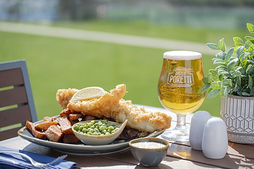 Fish and chips y cerveza en el camping CAPFUN UK Clawford Lakes en Clawton, Holsworthy.