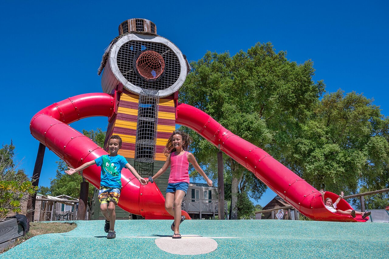 Tobog�n, juegos, ni�os en el camping CAPFUN Clown Oc�an en TOSSE (40).