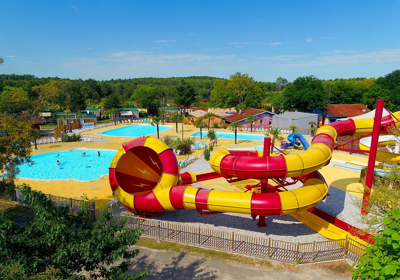 Toboganes acu�ticos y piscinas exteriores del camping CAPFUN Clown Oc�an en TOSSE (40).