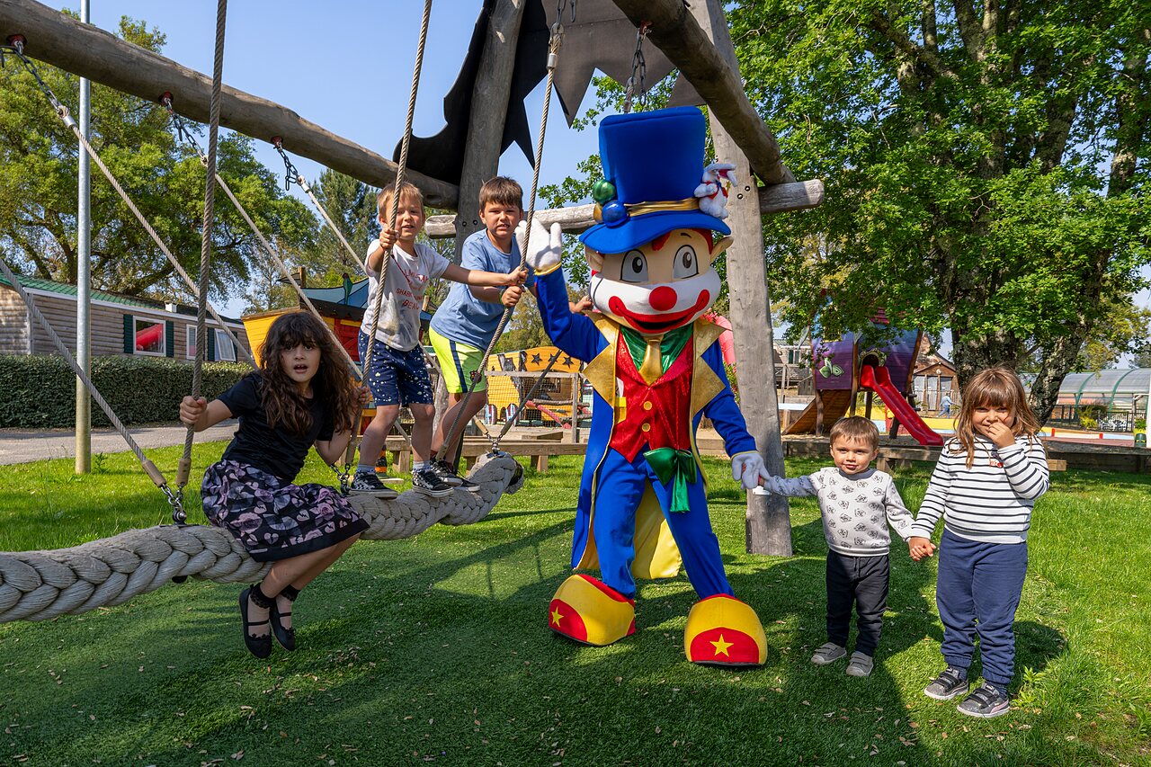 Ni�os jugando con la mascota y en los juegos del camping CAPFUN Clown Oc�an en TOSSE (40).