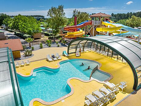 Piscina cubierta y toboganes acu�ticos coloridos en el camping CAPFUN Clown Oc�an en TOSSE (40).