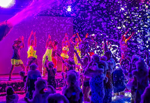 Fiesta de la espuma animada con participantes en el camping CAPFUN Clown Oc�an en TOSSE (40).
