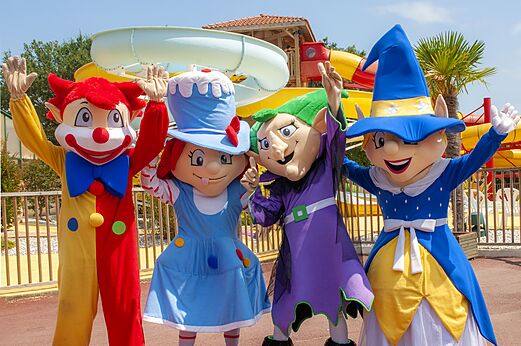 Mascotas del camping saludando a los veraneantes en CAPFUN Clown Oc�an en TOSSE (40).