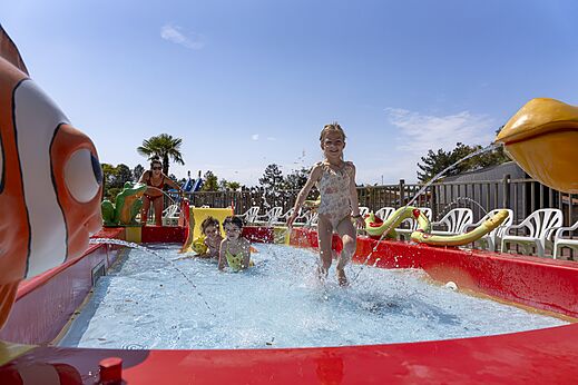 Ni�os jugando en piscina l�dica con chorros, camping CAPFUN Clown Oc�an TOSSE (40).