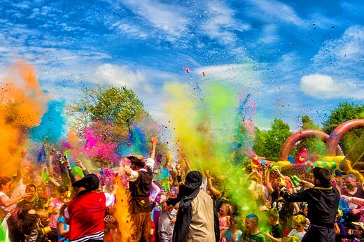 Animaci�n festiva, polvos de colores en el camping CAPFUN Clown Oc�an en TOSSE (40).