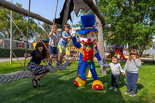 Mascota y ni�os jugando en la estructura de juegos en el camping CAPFUN Clown Oc�an en TOSSE (40).