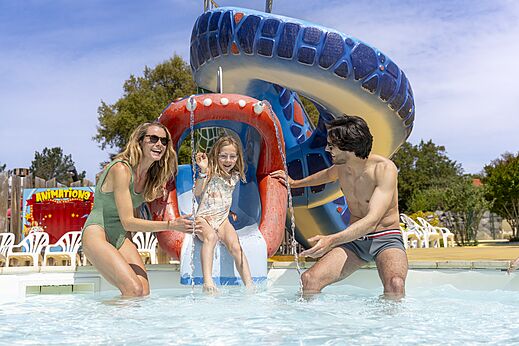 Tobogán acuático y piscina familiar en el camping CAPFUN Clown Océan en TOSSE (40).