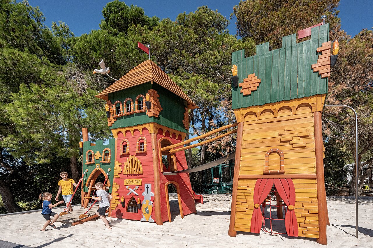 Castillo de juegos para ni�os en el camping CLICOCHIC Commanderie en Rustiques (11).