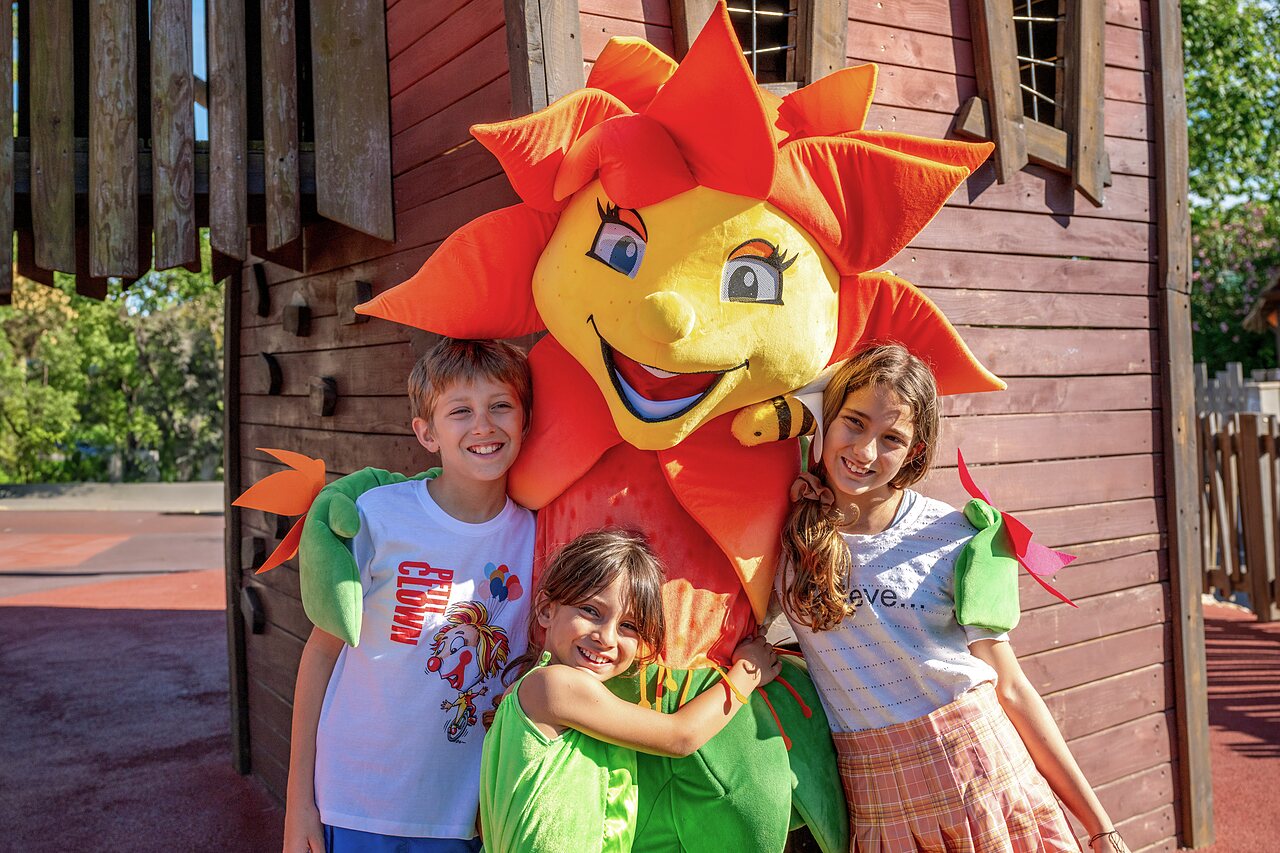 Ni�os sonrientes con la mascota flor del camping CLICOCHIC Commanderie en Rustiques (11).